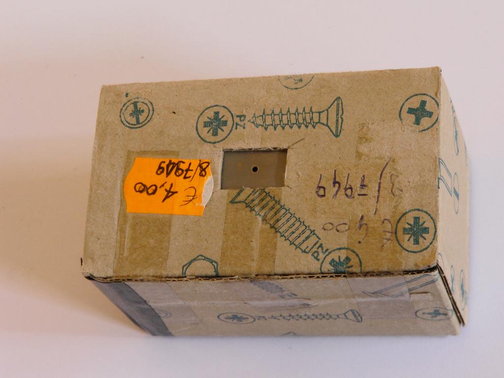 SofiET-V camera (screws, "€ 4,00")