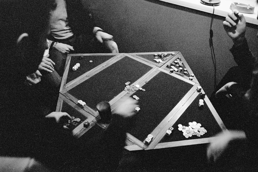 Dice game, Tirana