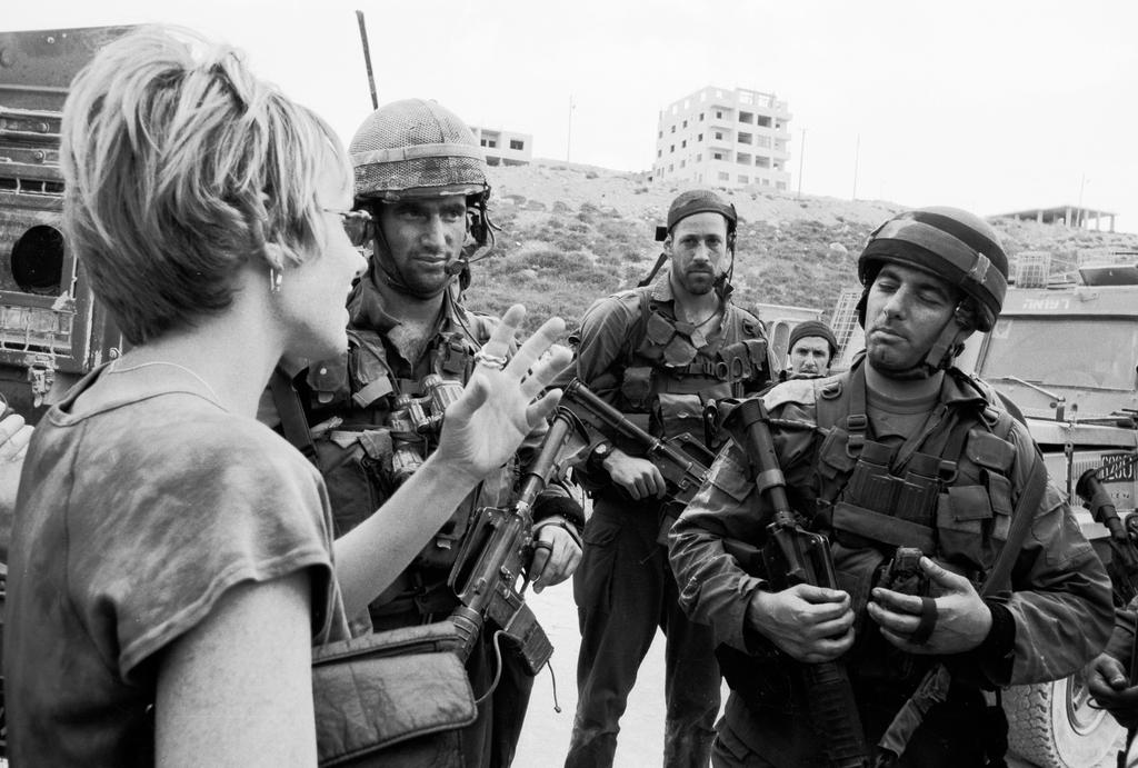 Volunteers negotiating with IDF
